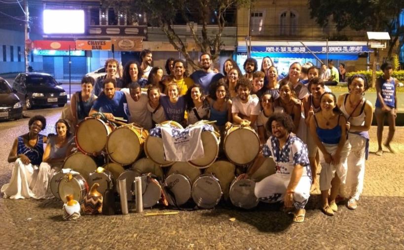 Participantes de oficina da Estrela Brilhante do Recife reunidos com tambores em Viçosa.